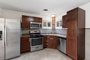 6419 W Verona Ct, Milwaukee, WI 53219 - Photo 4
