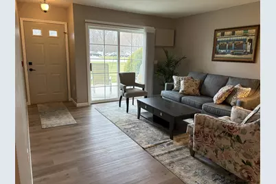 274  Minz Park Cir #1, West Bend, WI 53095 - Photo 2