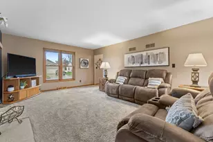 1905 Cliff Alex Ct, Waukesha, WI 53189 - Photo 8