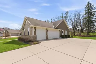 2947 S Gate Dr, Hartford, WI 53027 - Photo 2