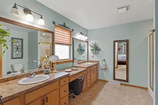 2947 S Gate Dr, Hartford, WI 53027 - Photo 8