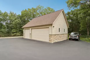 N1W31286 Hickory Hollow Ct, Delafield, WI 53018 - Photo 4