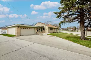 2909 S 76th St, West Allis, WI 53219 - Photo 2