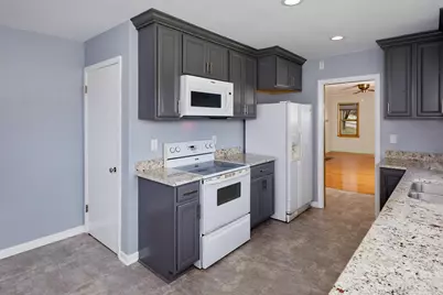 2909 S 76th St, West Allis, WI 53219 - Photo 10