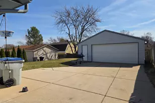 9325 W Darnel Ave, Milwaukee, WI 53224 - Photo 20