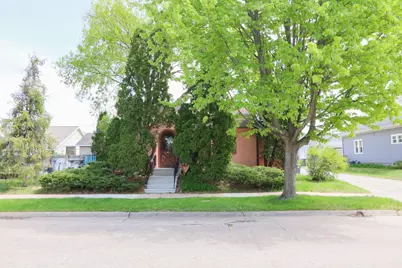 120  21st St, La Crosse, WI 54601 - Photo 2