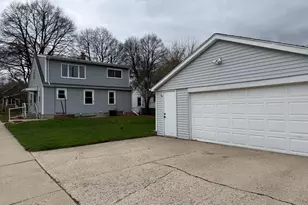 1022 S 90th St, West Allis, WI 53214 - Photo 4