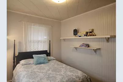 956  Circle Dr, Manitowoc, WI 54220 - Photo 12