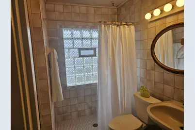 956  Circle Dr, Manitowoc, WI 54220 - Photo 8