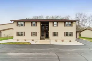 910 E Cedar Ave, Manitowoc, WI 54220 - Photo 1