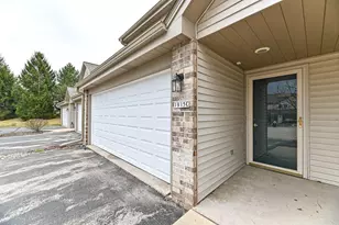 1915 Mallard Pointe Cir, Waukesha, WI 53189 - Photo 2