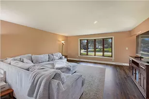738 Buckingham Way, Hartland, WI 53029 - Photo 6