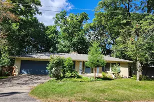 428 Hillcrest Dr, Fontana, WI 53125 - Photo 2