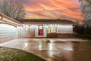 1127 Hemlock Ln, Waukesha, WI 53189 - Photo 4