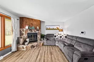 1127 Hemlock Ln, Waukesha, WI 53189 - Photo 8