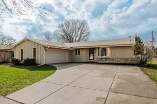 1127 Hemlock Ln, Waukesha, WI 53189 - Photo 2