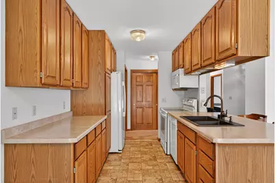 207  Hartford Sq, Hartford, WI 53027 - Photo 8