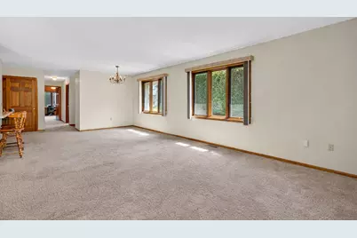 207  Hartford Sq, Hartford, WI 53027 - Photo 6