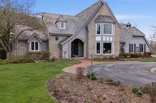 702 W Haddonstone Pl, Mequon, WI 53092 - Photo 2