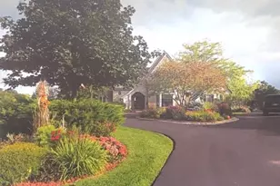 702 W Haddonstone Pl, Mequon, WI 53092 - Photo 8