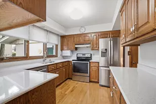 4615 S Delphine Dr, New Berlin, WI 53151 - Photo 8