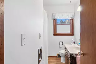 910 Lawton Terrace, Manitowoc, WI 54220 - Photo 8