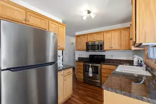 910 Lawton Terrace, Manitowoc, WI 54220 - Photo 4