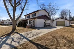 910 Lawton Terrace, Manitowoc, WI 54220 - Photo 2