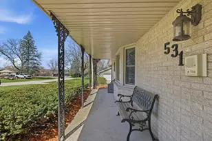 531 Lookout Dr, Pewaukee, WI 53072 - Photo 2