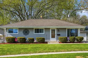 318 Dodie Dr, Waukesha, WI 53189 - Photo 2
