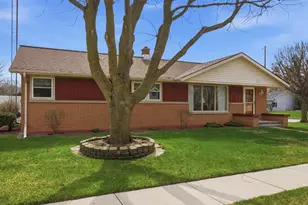 1001 Glenview Dr, Manitowoc, WI 54220 - Photo 2