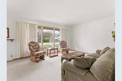 1001  Glenview Dr, Manitowoc, WI 54220 - Photo 4