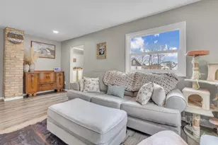 1216 Arlington Ave, Manitowoc, WI 54220 - Photo 2