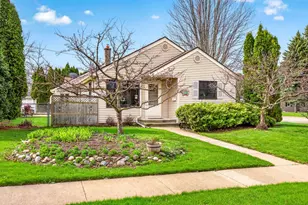 203 E Peckham St, Neenah, WI 54956 - Photo 2