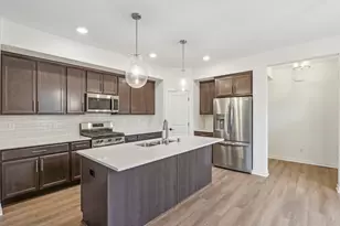 W204N17665 Laurel Pl, Jackson, WI 53037 - Photo 2
