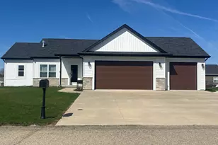 425 East St, Juneau, WI 53039 - Photo 2
