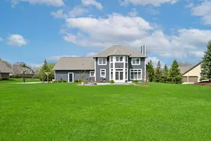 W223N3589 Ridgeside Ct, Pewaukee, WI 53072 - Photo 4