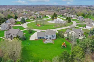 W223N3589 Ridgeside Ct, Pewaukee, WI 53072 - Photo 2