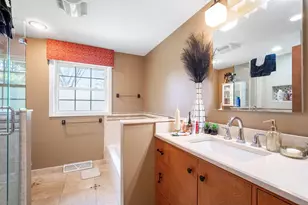2526 W Dunwood Rd, Glendale, WI 53209 - Photo 14
