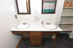 5132 S King Arthurs Ct, Greenfield, WI 53221 - Photo 20
