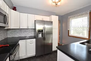 5132 S King Arthurs Ct, Greenfield, WI 53221 - Photo 8