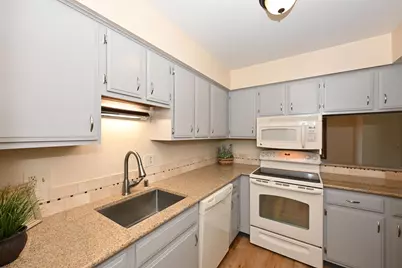 305  Cheviot Chase - #6, Waukesha, WI 53186 - Photo 10