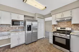 10550 S Peggy Dr, Oak Creek, WI 53154 - Photo 10