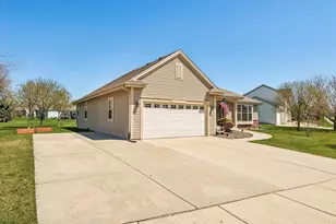 713 Bridlewood Ln, Watertown, WI 53094 - Photo 2