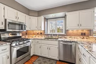W227N2540 Meadowood Ln, Pewaukee, WI 53186 - Photo 4