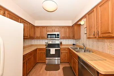 8187 S Forest Hills Cir, Franklin, WI 53132 - Photo 6