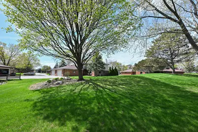 8187 S Forest Hills Cir, Franklin, WI 53132 - Photo 22