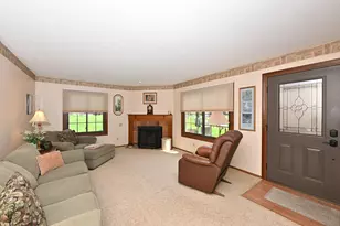 8187 S Forest Hills Circle, Franklin, WI 53132 - Photo 2