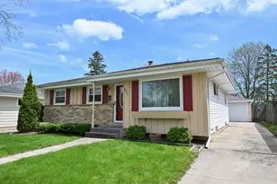 907 Roosevelt Ave, Racine, WI 53406 - Photo 2
