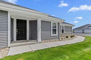504 Hunter Oaks Blvd, Watertown, WI 53094 - Photo 2